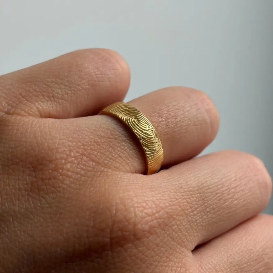 Anillo personalizado alianza con huella Corsia
