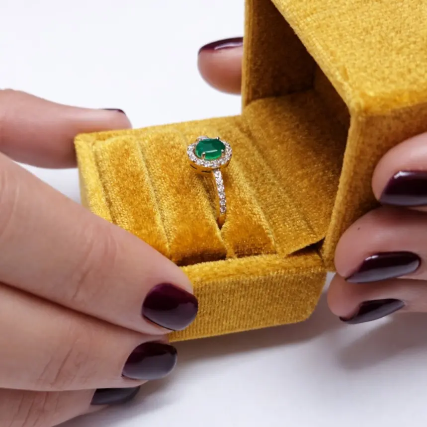 Anillo de oro amarillo con esmeralda y diamantes anillo de compromiso corsia