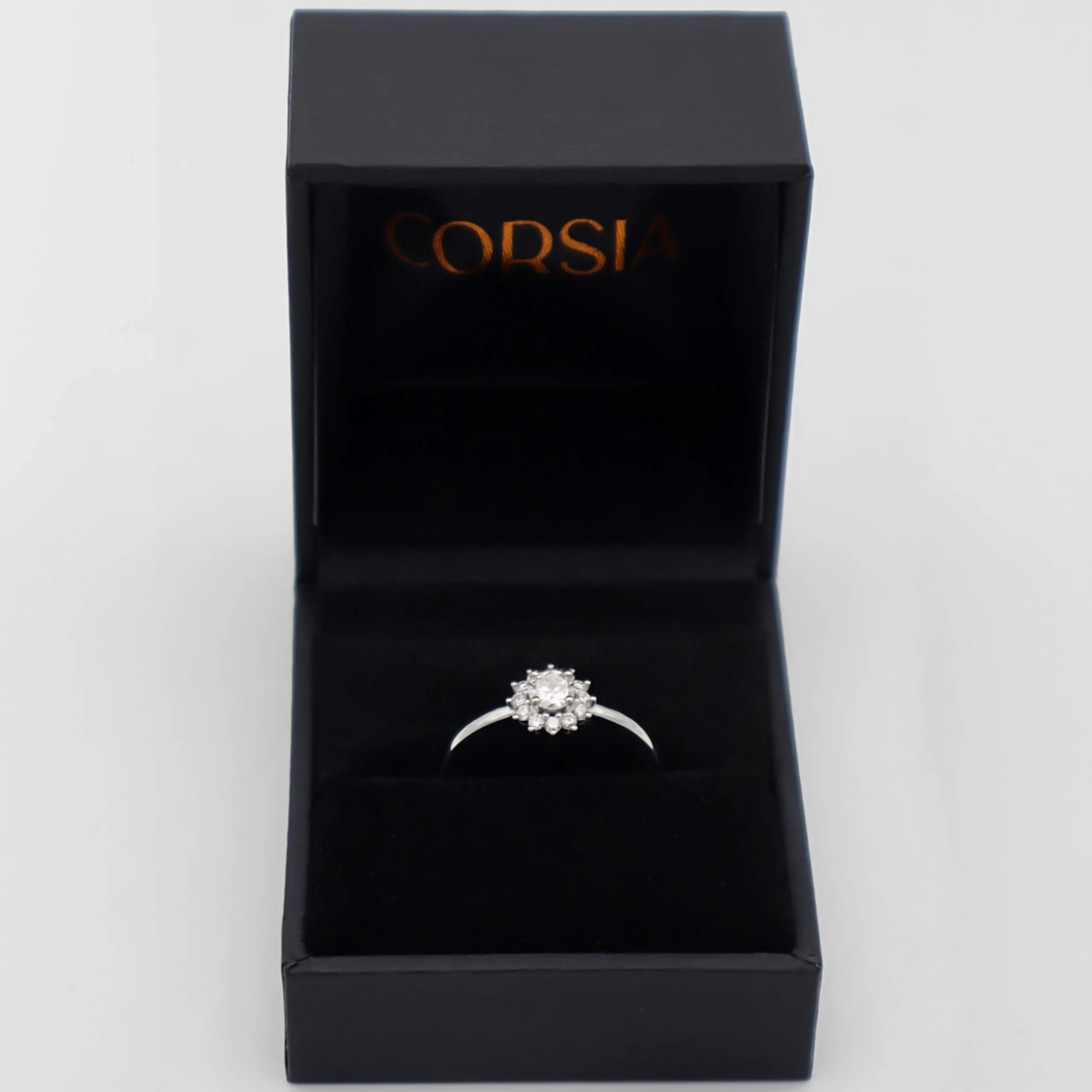 Anillo rosetón de oro blanco con diamantes corsia