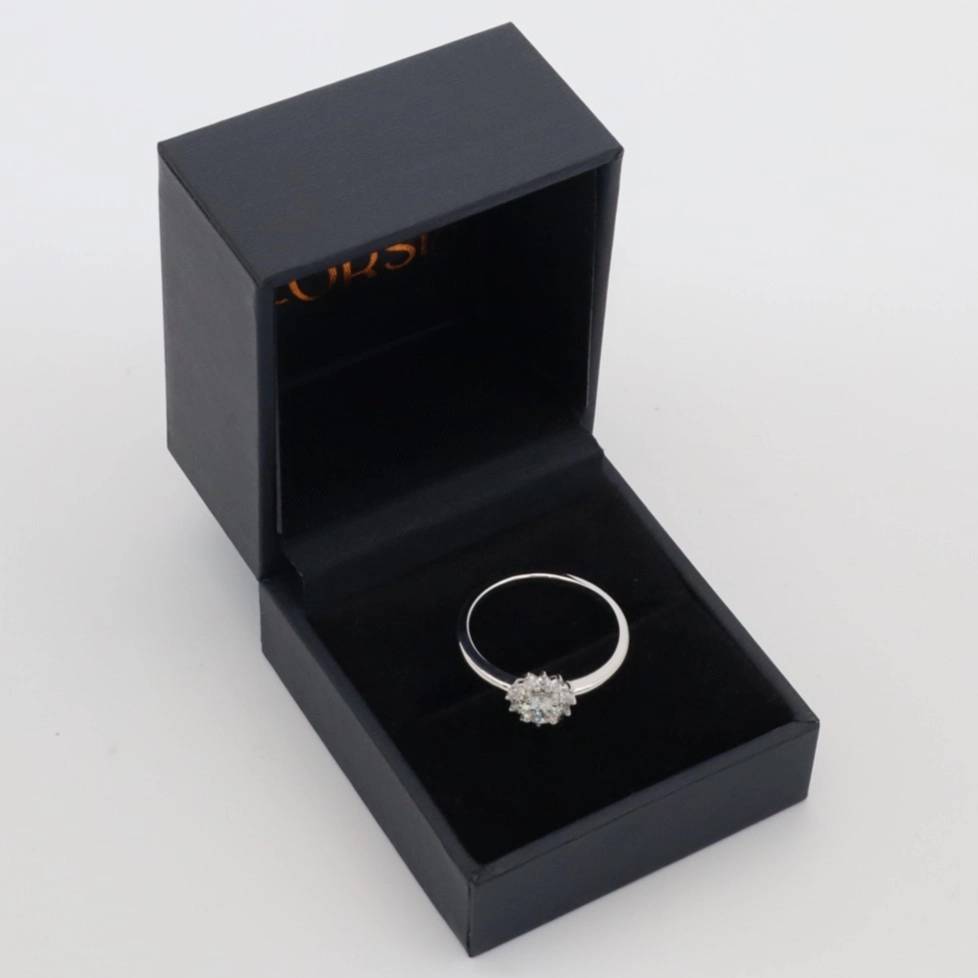 Anillo rosetón de oro blanco con diamantes corsia