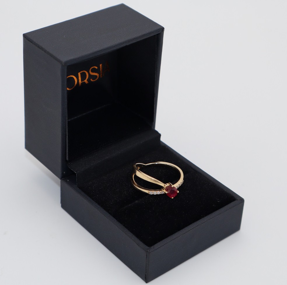 Anillo con doble brazo, rubí y brillantes corsia