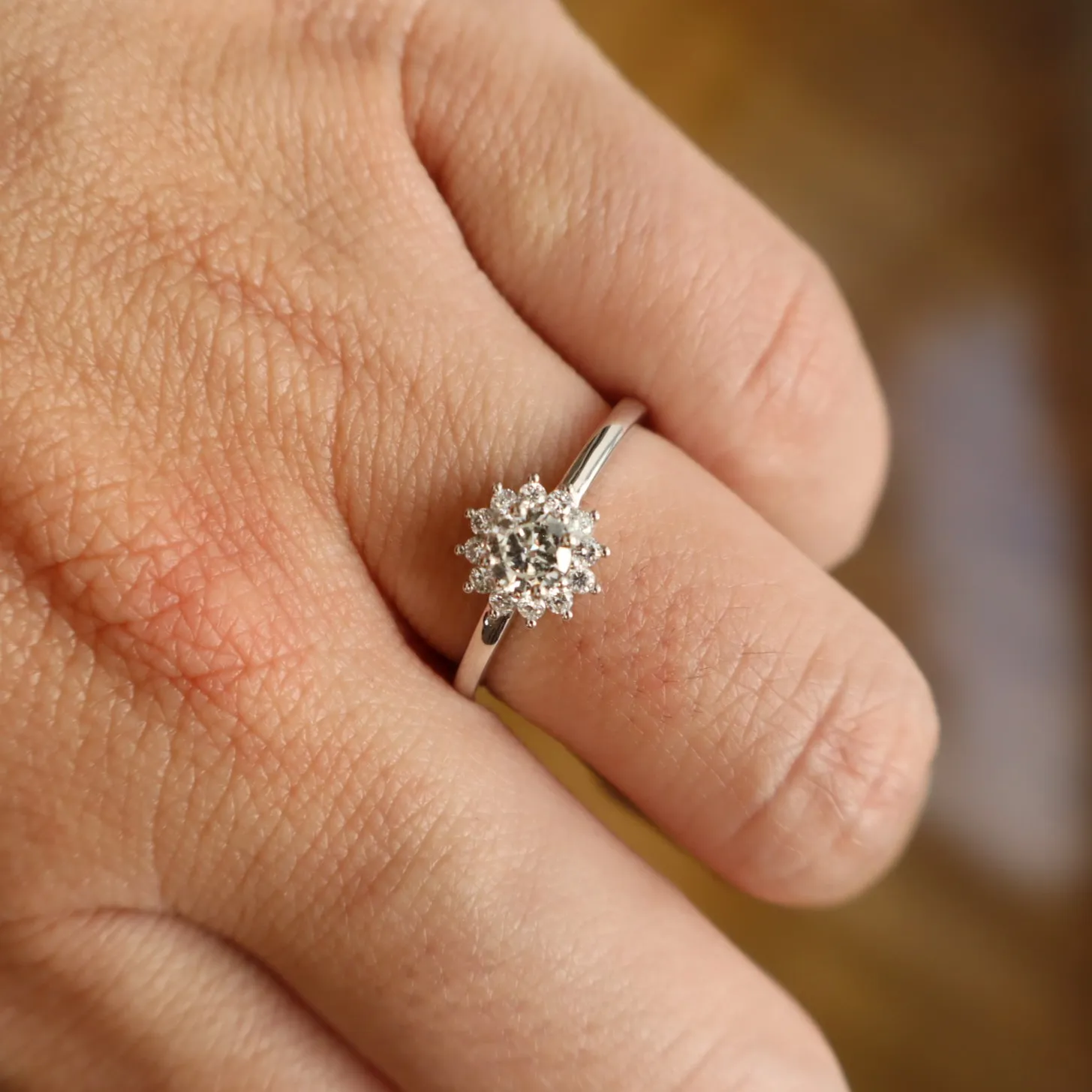 Anillo rosetón de oro blanco con diamantes corsia
