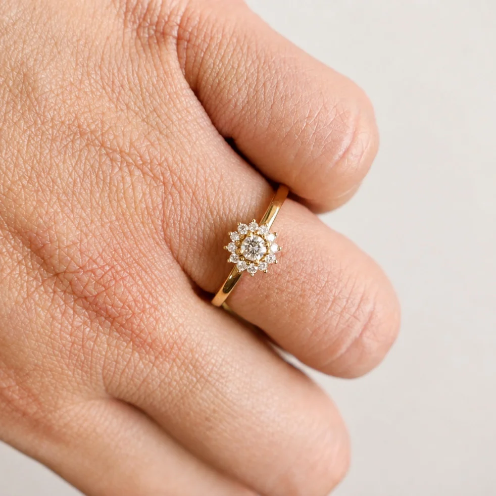 anillo con rosetón de brillantes en oro amarillo corsia