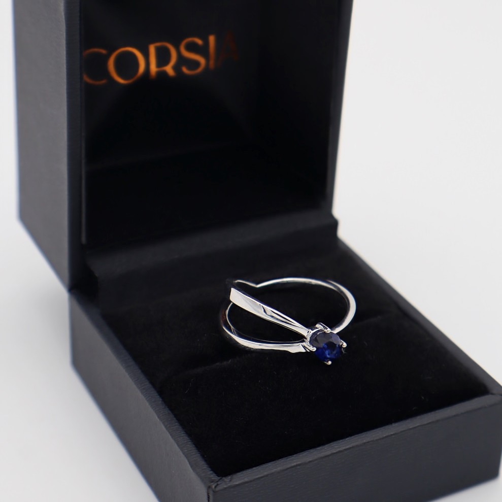 Anillo con doble brazo y zafiro