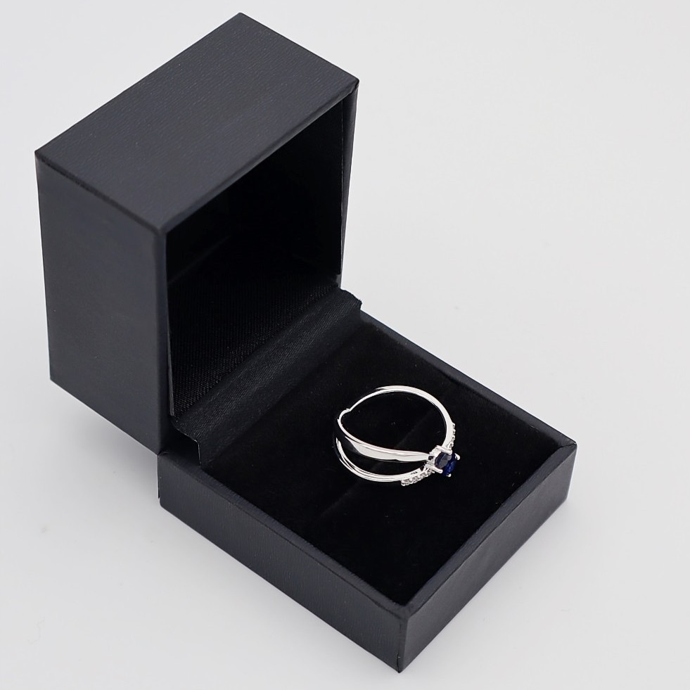 Anillo con doble brazo y zafiro