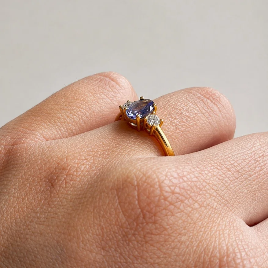 Anillo con tanzanita oval con dos diamantes Corsia-1