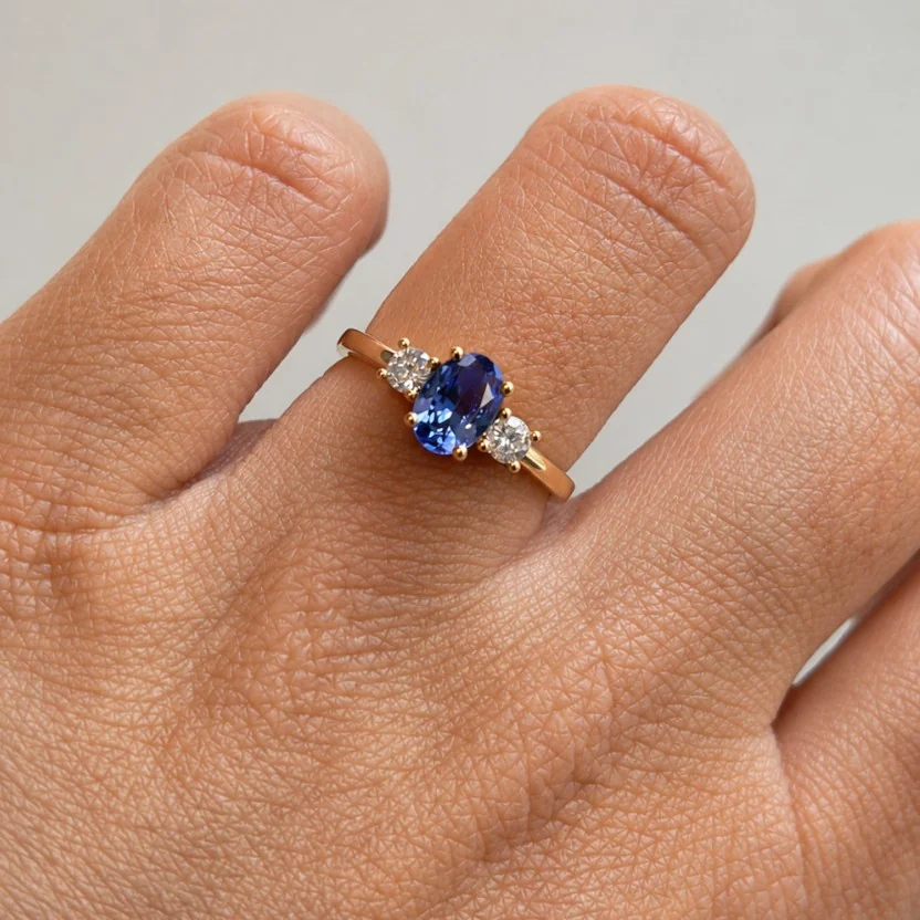 Anillo con tanzanita oval con dos diamantes Corsia-1
