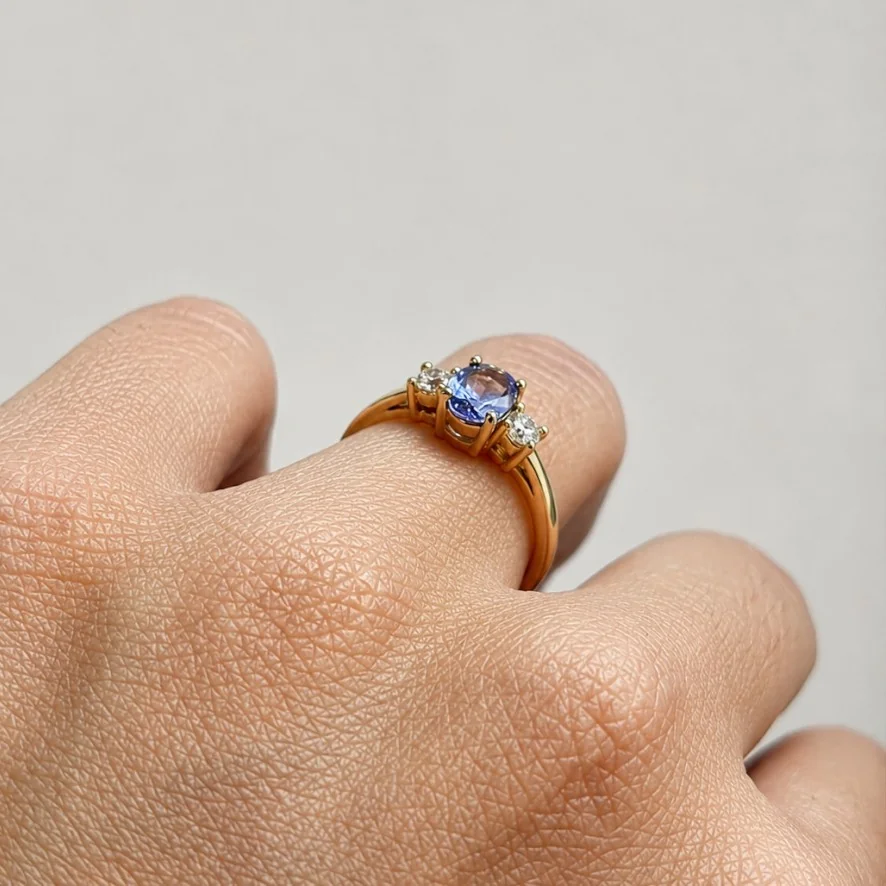 Anillo con tanzanita oval con dos diamantes Corsia-1
