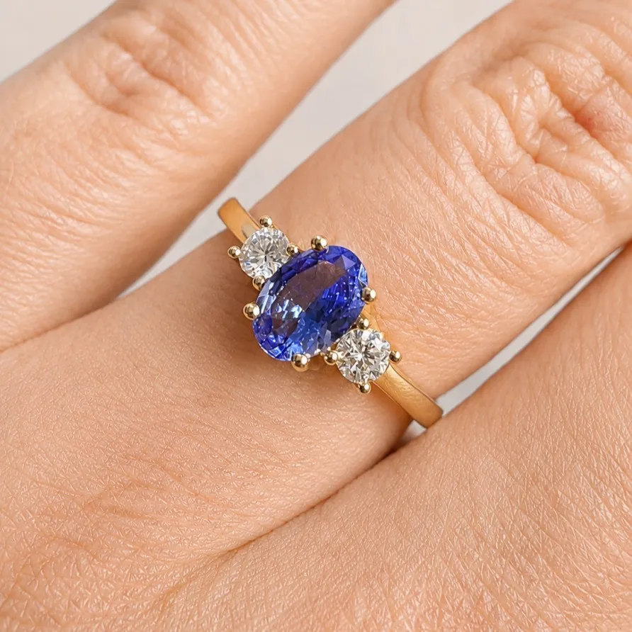 Anillo con tanzanita oval con dos diamantes Corsia-1