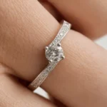Anillo solitario de oro blanco con brazo cruzado Corsia