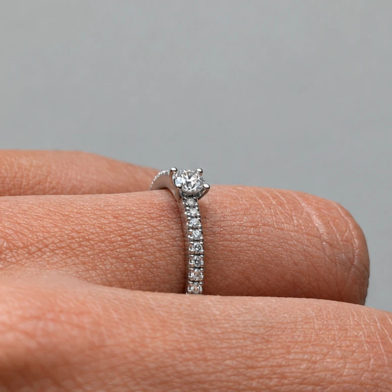Anillo sorlitario de oro blanco con diamante central 0,20 y brazo de diamantes corsia (2)