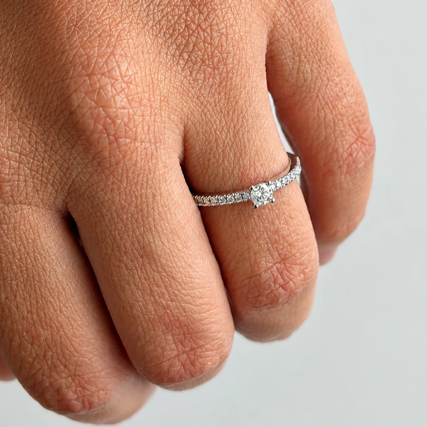 Anillo sorlitario de oro blanco con diamante central 0,20 y brazo de diamantes corsia (2)