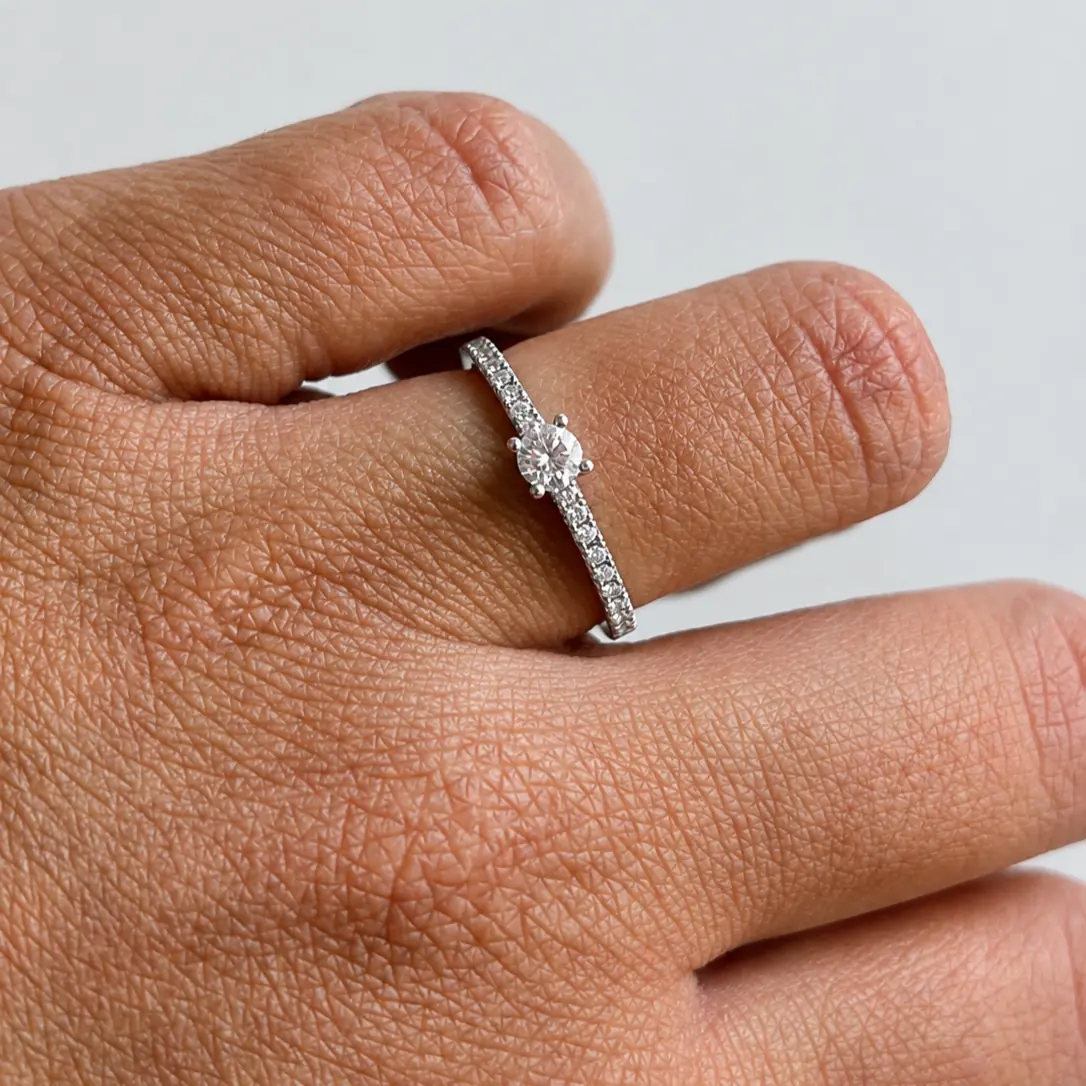 Anillo sorlitario de oro blanco con diamante central 0,20 y brazo de diamantes corsia (2)