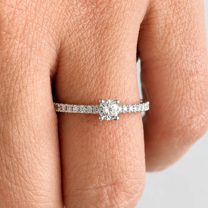 Anillo sorlitario de oro blanco con diamante central 0,20 y brazo de diamantes corsia (2)