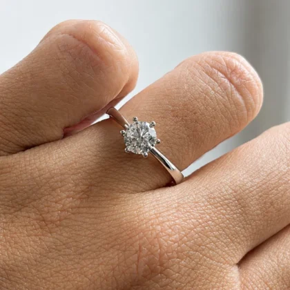 Solitario de oro blanco brillante 0,80 ct corsia