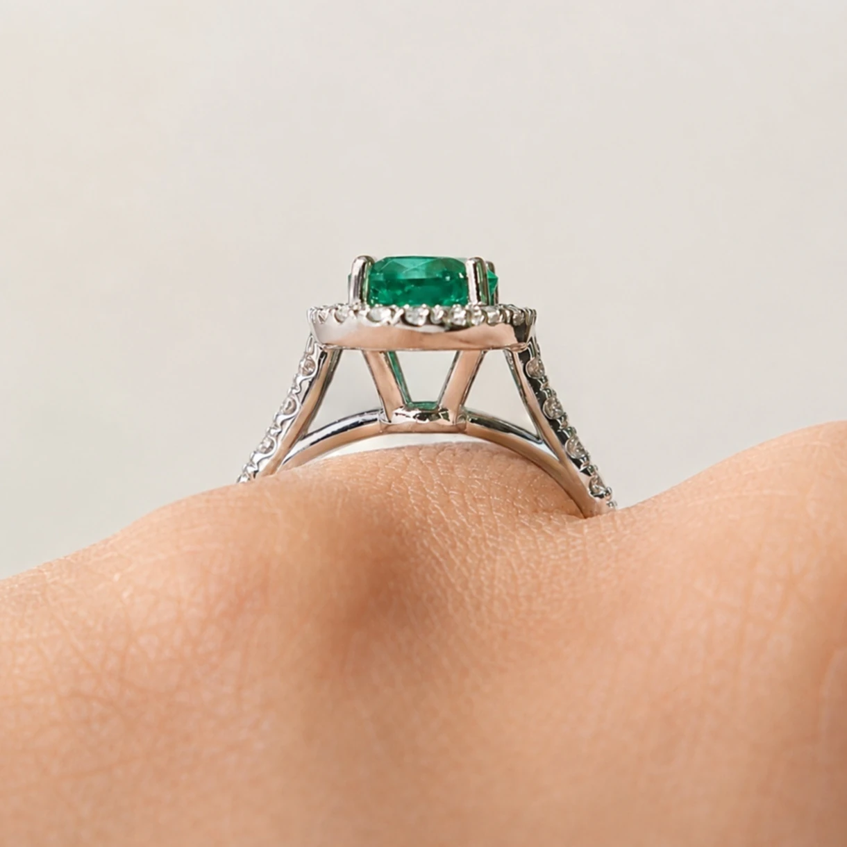 Anillo con esmeralda oval y brazo y orla de diamantes corsia