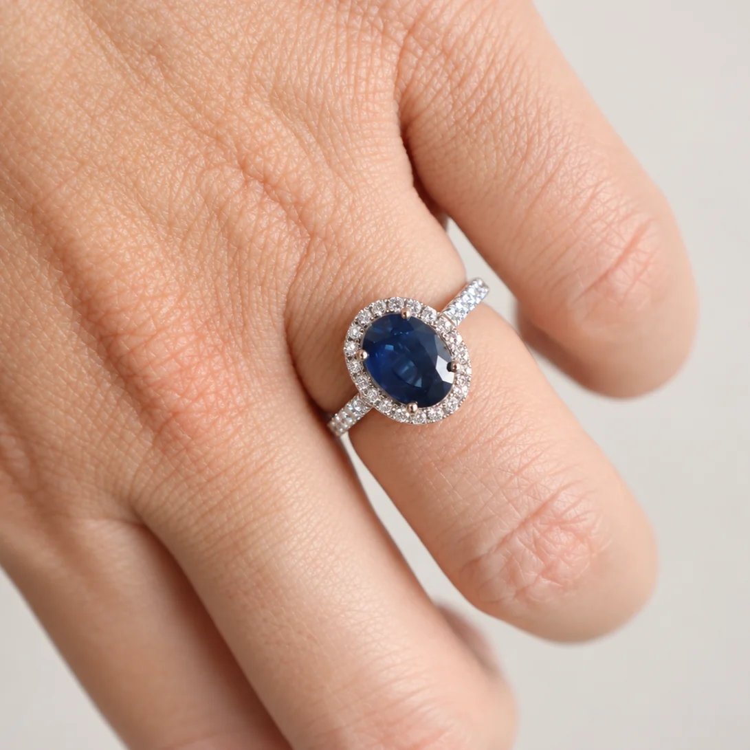 Anillo de zafiro oval con orla y brazo de diamantes oro blanco corsia