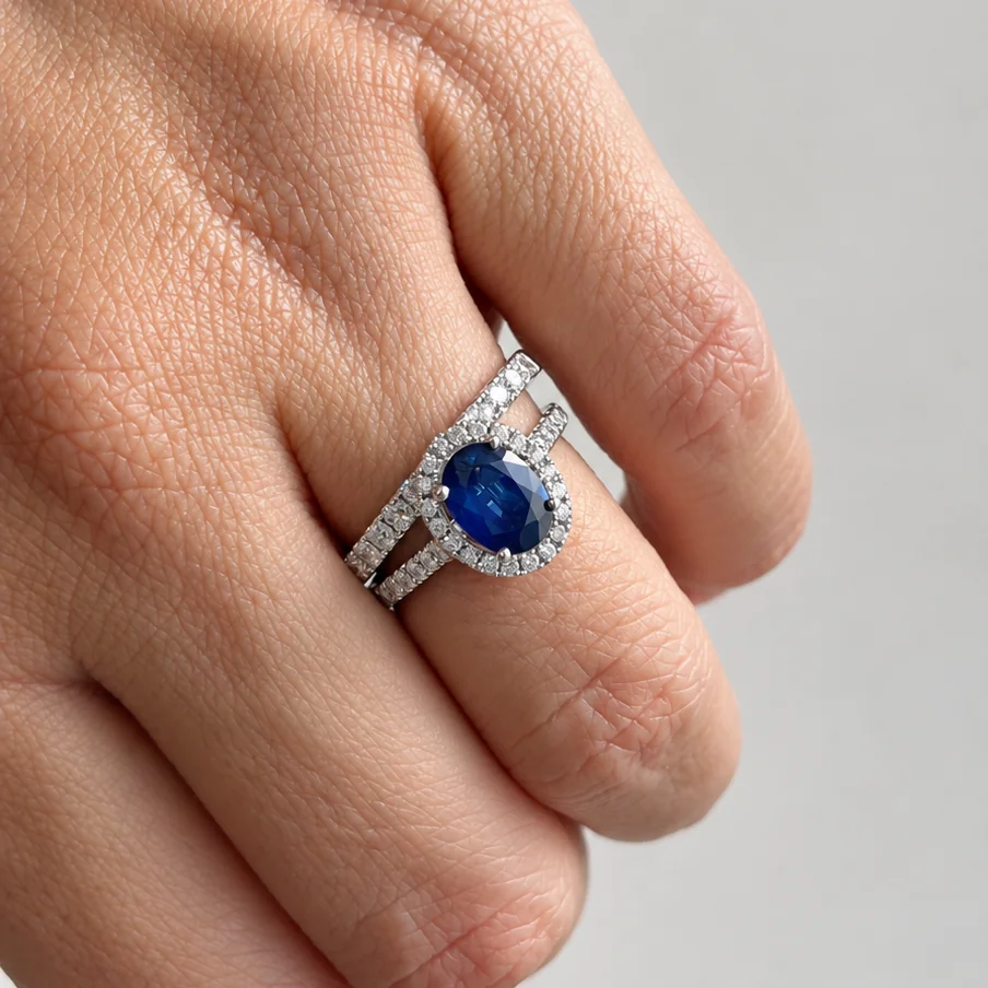 Anillo de zafiro oval con orla y brazo de diamantes oro blanco corsia