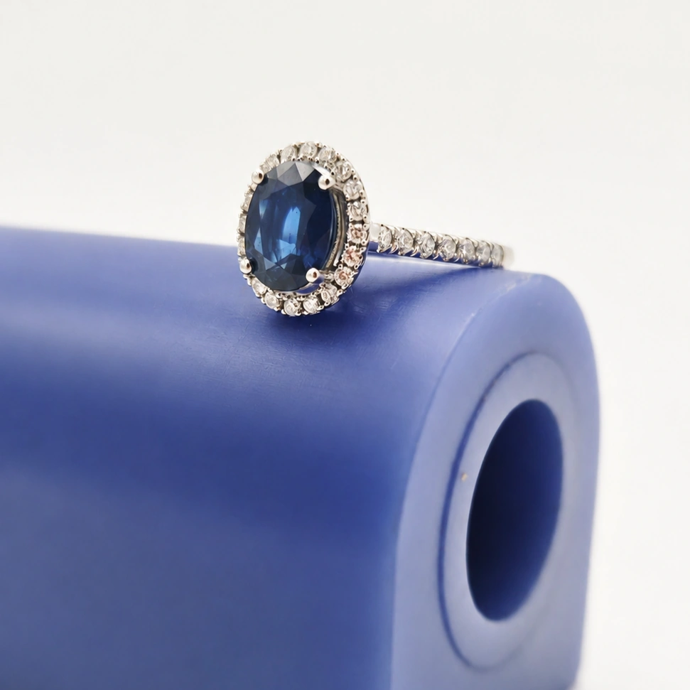 Anillo de zafiro oval con orla y brazo de diamantes oro blanco corsia