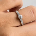 Anillo de oro blanco con 0,25 quilates y brazo de diamantes