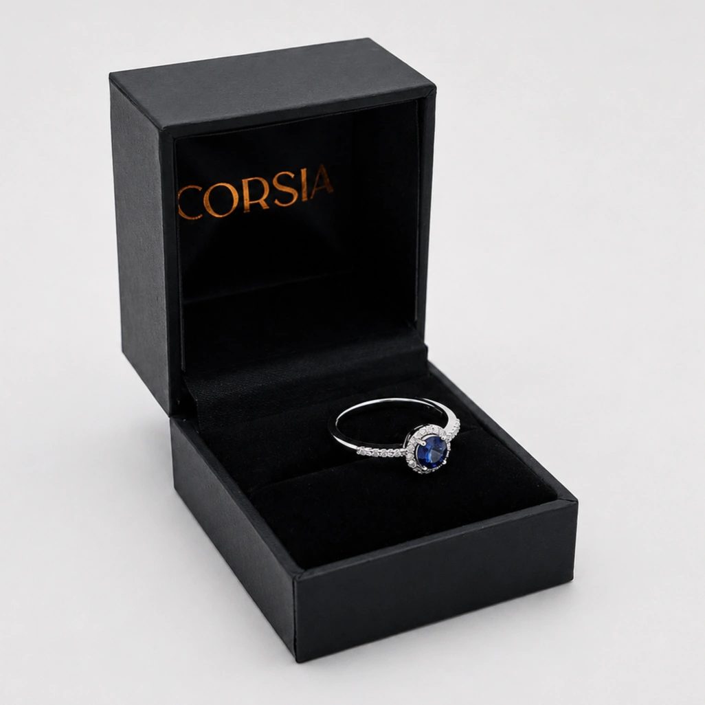 Anillo de oro blanco con zafiro redondo y orla y brazo de diamantes (1)
