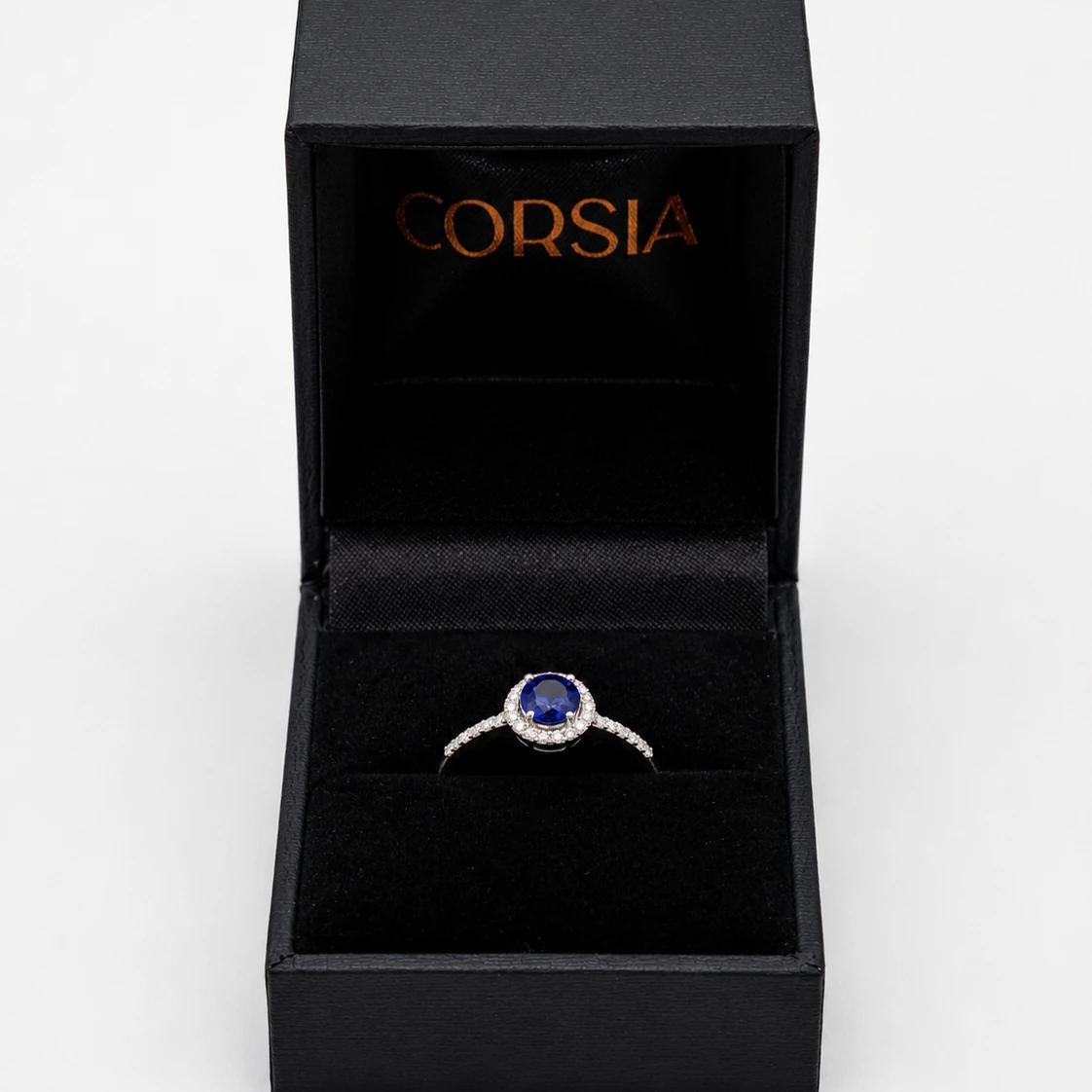 Anillo de oro blanco con zafiro redondo y orla y brazo de diamantes (1)