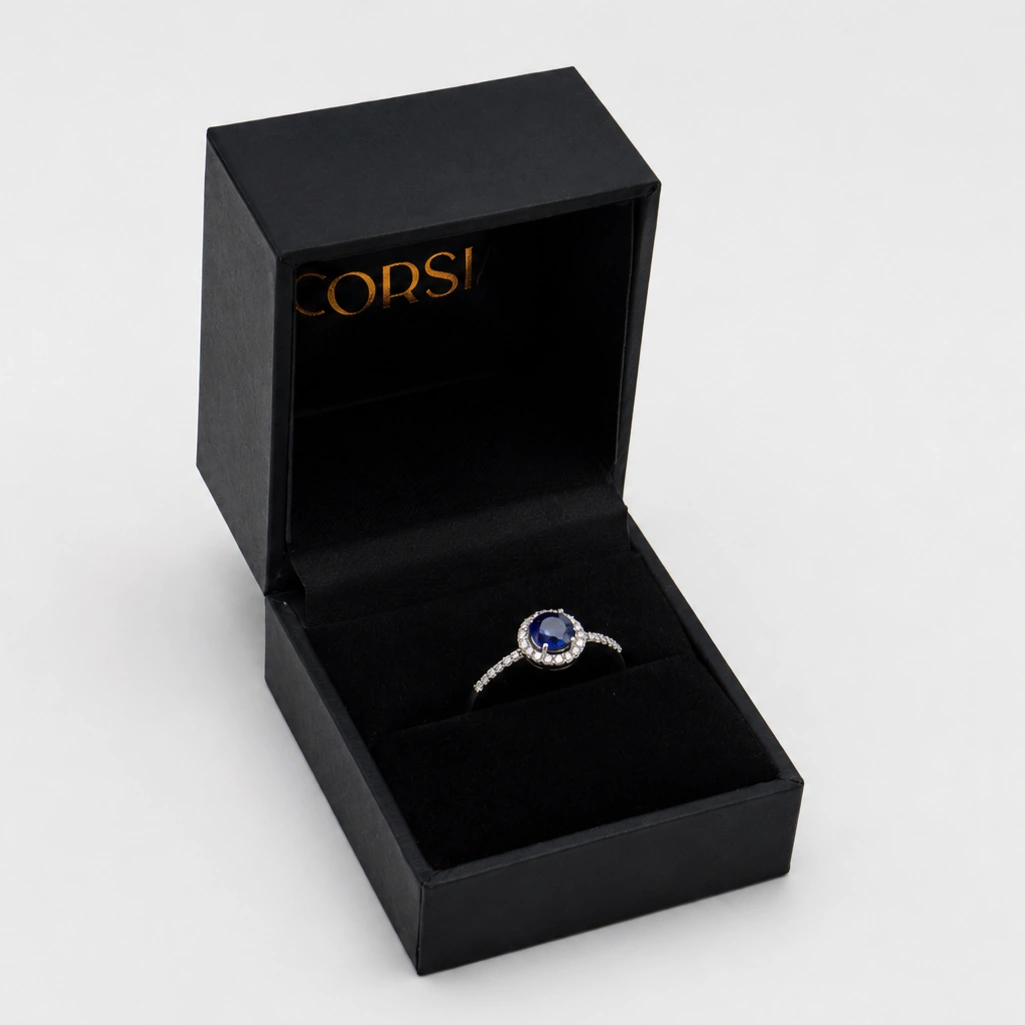 Anillo de oro blanco con zafiro redondo y orla y brazo de diamantes (1)