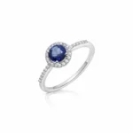 Anillo de oro blanco con zafiro redondo y orla y brazo de diamantes (1)