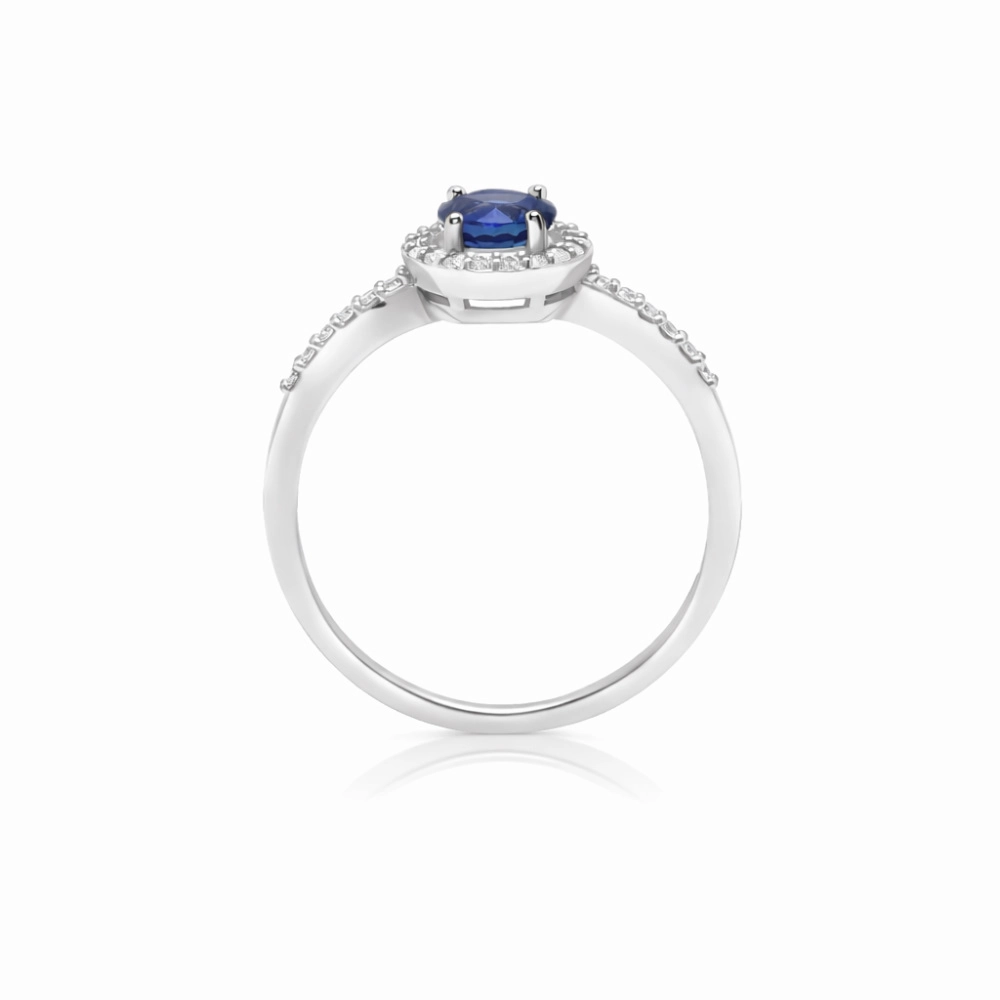 Anillo de oro blanco con zafiro redondo y orla y brazo de diamantes (1)