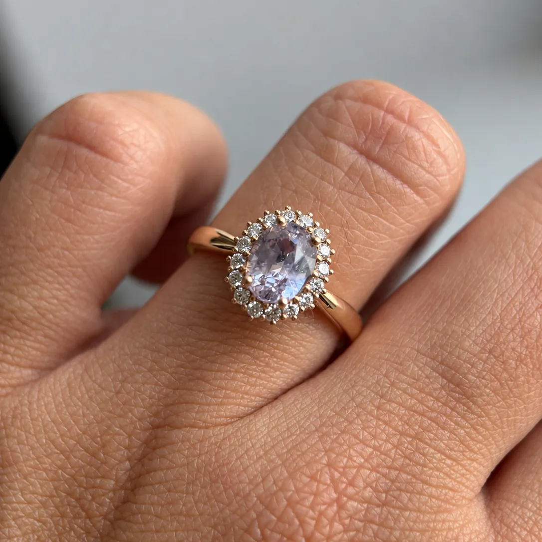 Anillo de oro rosa con zafiro natural rosa y orla de diamantes corsia
