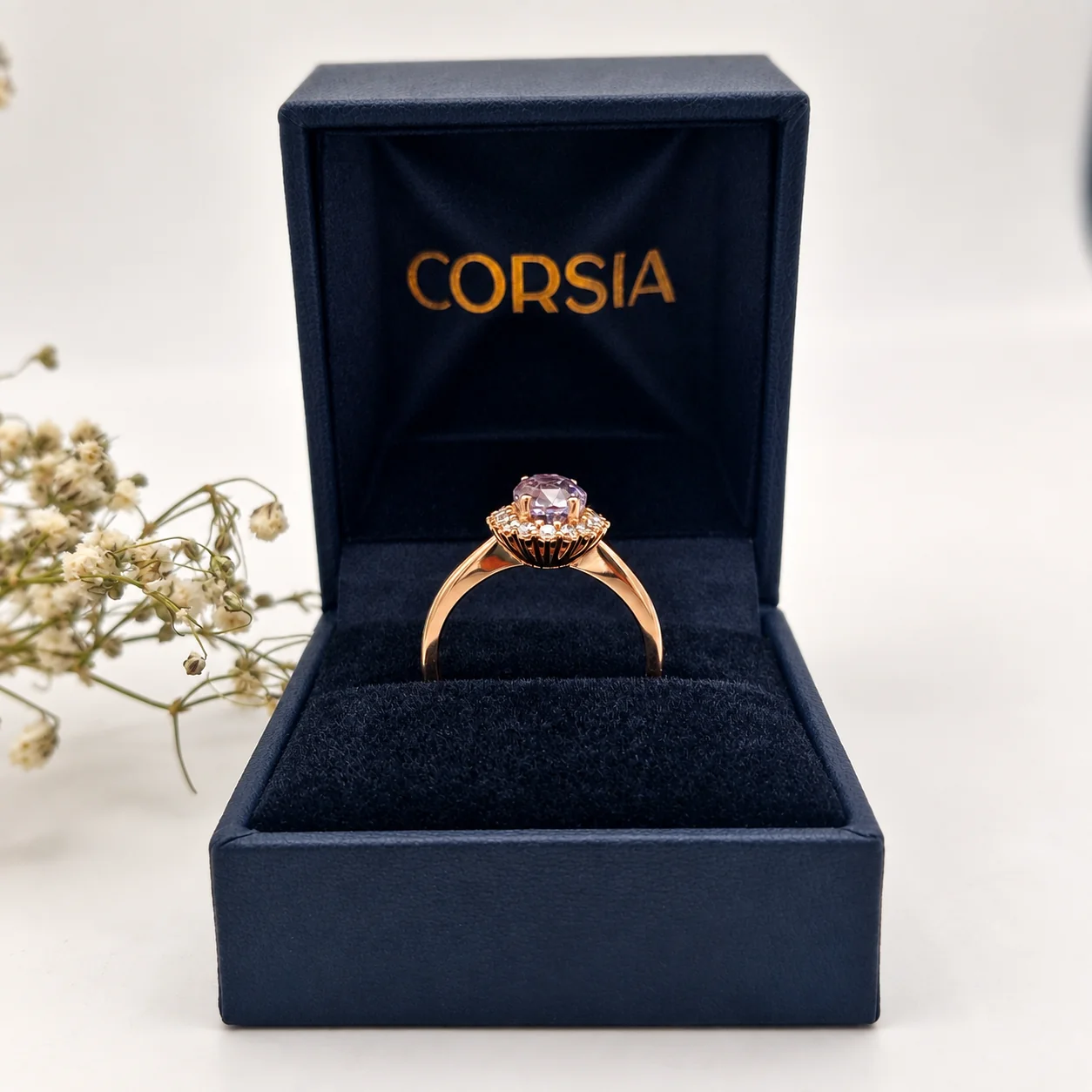 Anillo de oro rosa con zafiro natural rosa y orla de diamantes corsia