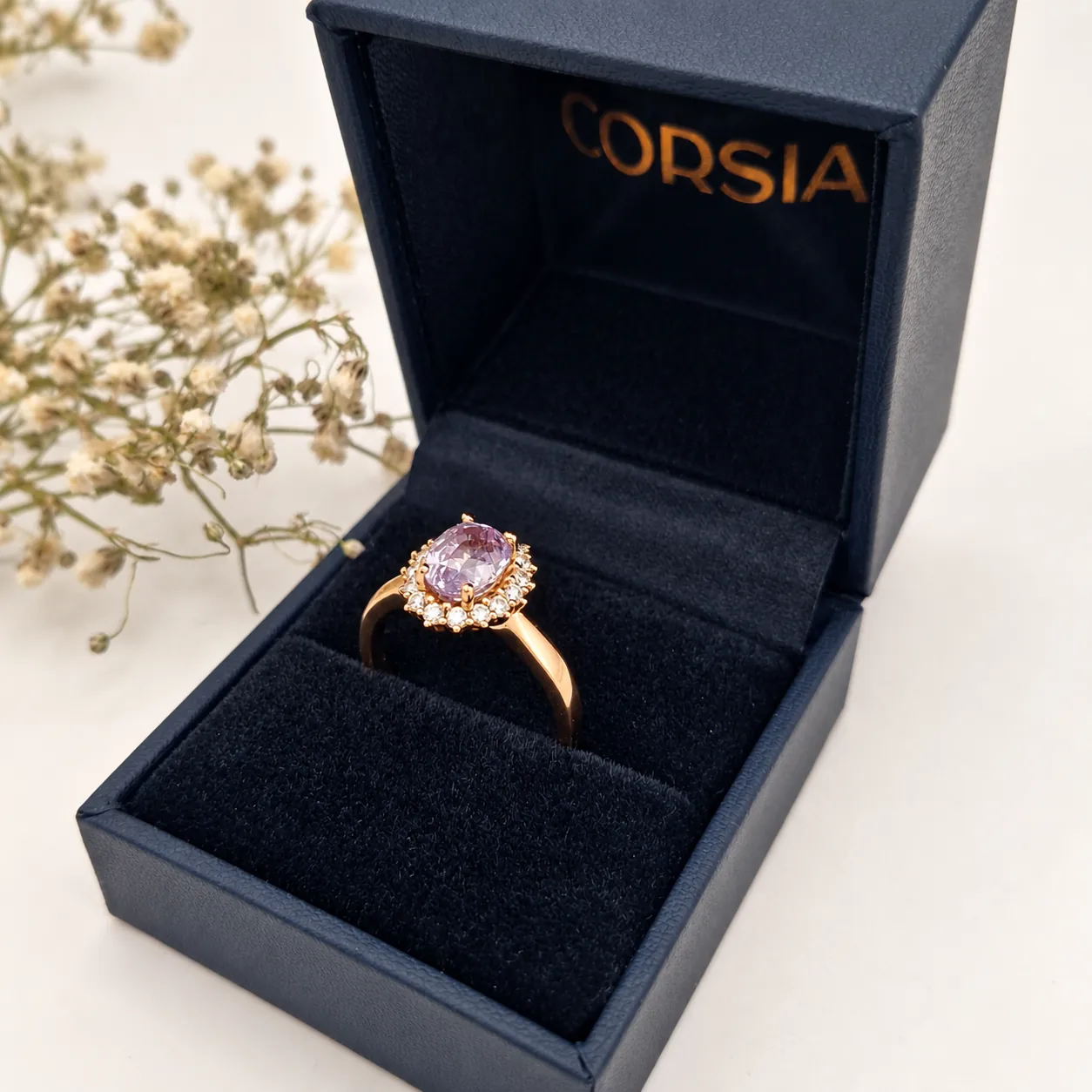 Anillo de oro rosa con zafiro natural rosa y orla de diamantes corsia