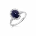 Anillo de zafiro oval cabujon con orla y brazo de diamantes oro blanco corsia