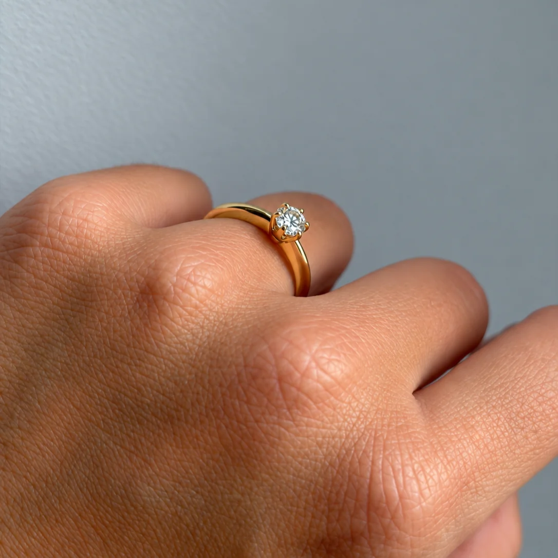 Anillo solitario de oro amarillo con brillante de 0,50 quilates corsia