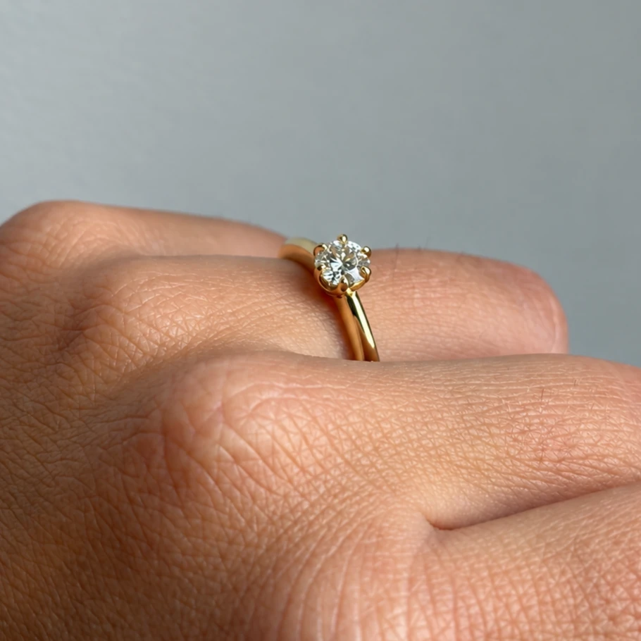 Anillo solitario de oro amarillo con brillante de 0,50 quilates corsia