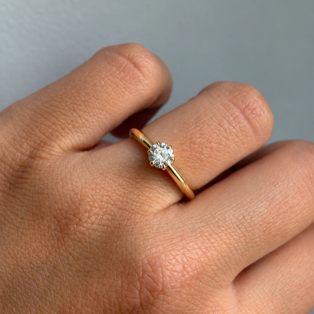 Anillo solitario de oro amarillo con brillante de 0,50 quilates corsia
