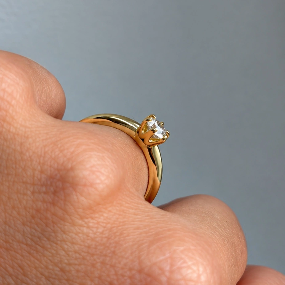 Anillo solitario de oro amarillo con brillante de 0,50 quilates corsia