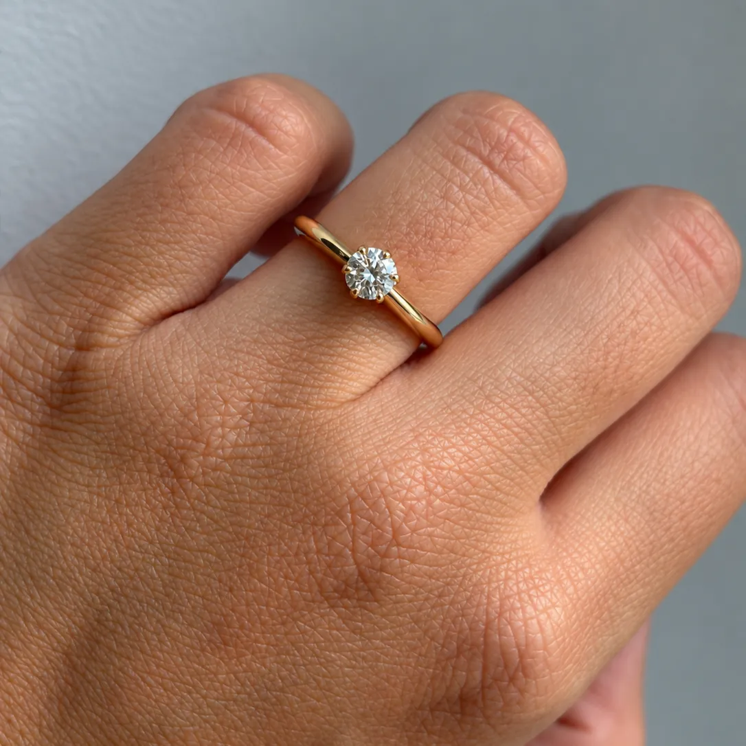 Anillo solitario de oro amarillo con brillante de 0,50 quilates corsia