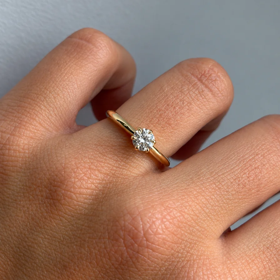 Anillo solitario de oro amarillo con brillante de 0,50 quilates corsia