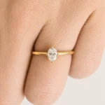 Anillo solitario oval 0,40 montura alta corsia